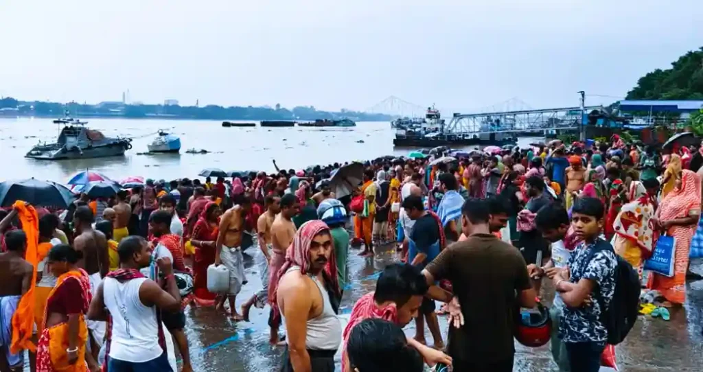 Crowds at the Ganga Ghats offering water to their ancestors